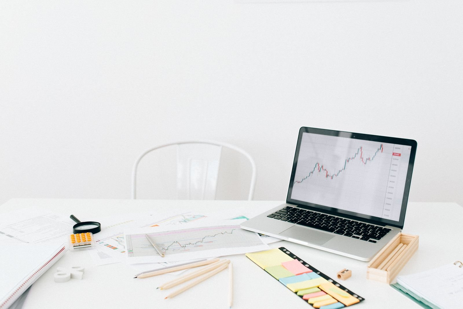 Laptop beside documents and sticky notes on a desk, representing an O-1 visa RFE response